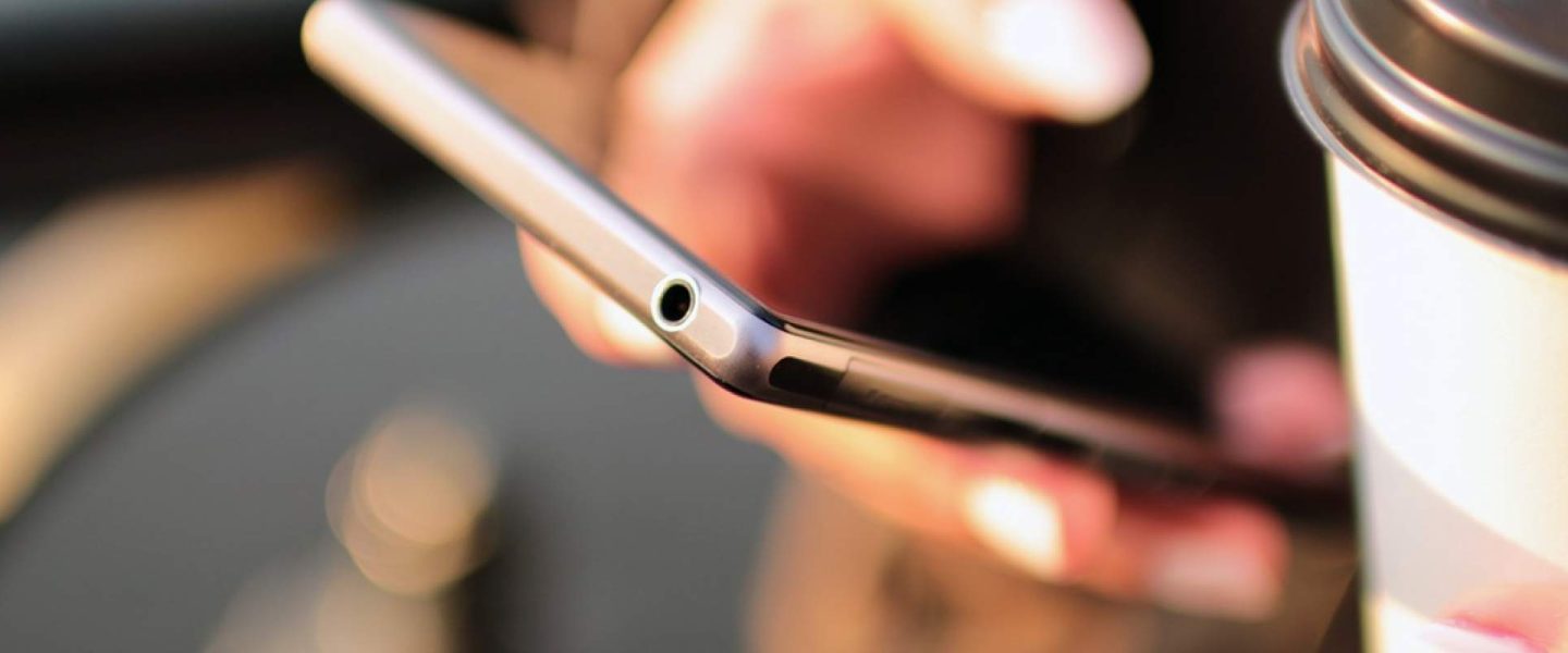 hands-coffee-smartphone-technology